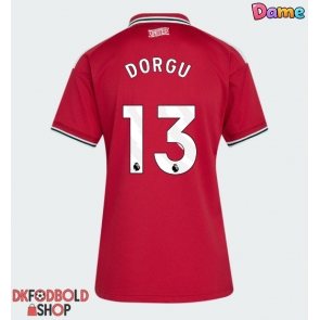 Manchester United Patrick Dorgu #13 Hjemmebanetrøje Dame 2026-27 Kort ærmer Manchester United Patrick Dorgu #13 Hjemmebanetrøje Dame 2026-27 Kort ærmer